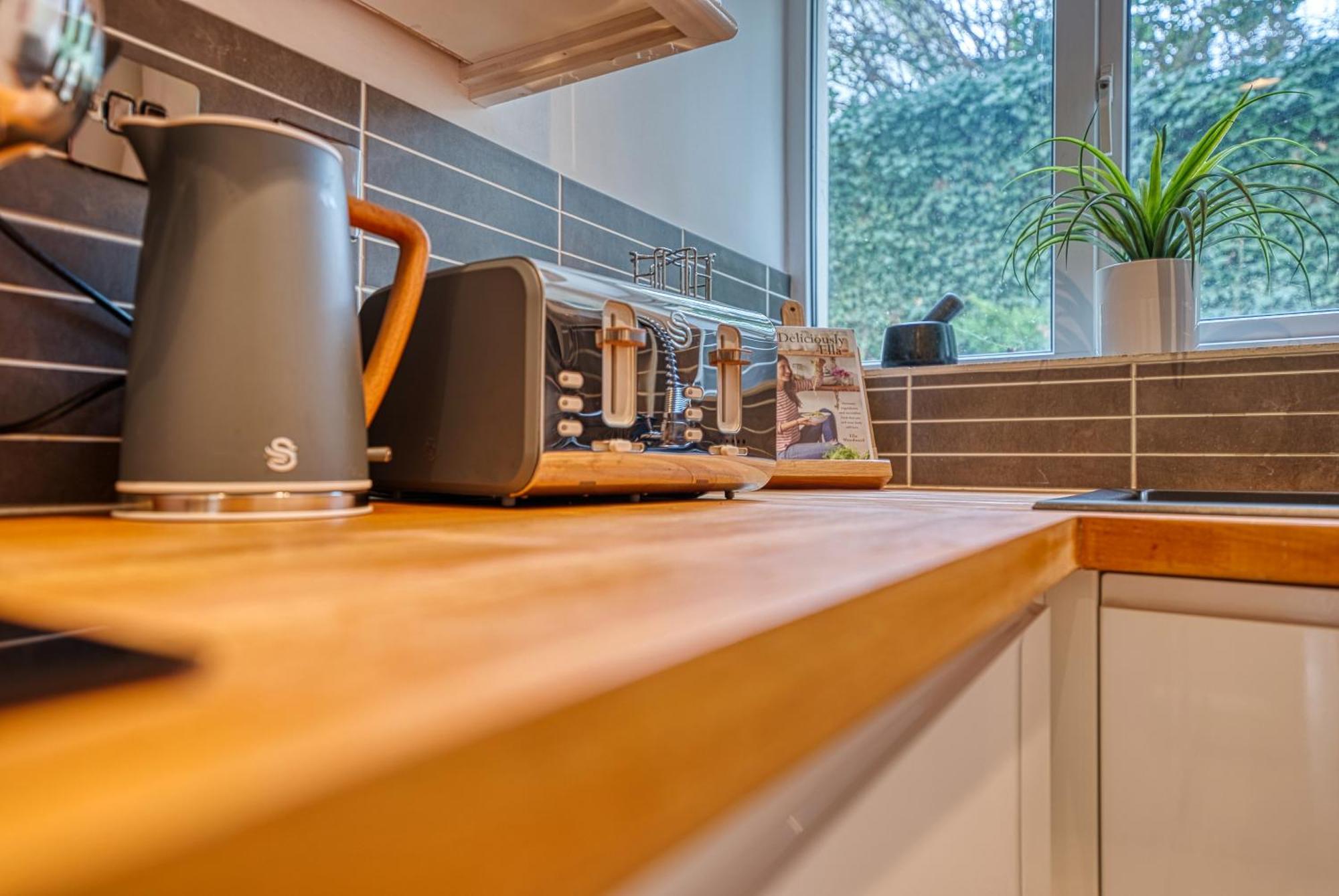 2 Bedroom Stylish Spacious Apt, Sleeps 6, Central Cheltenham, With Free Parking - By Blue Puffin Stays Esterno foto