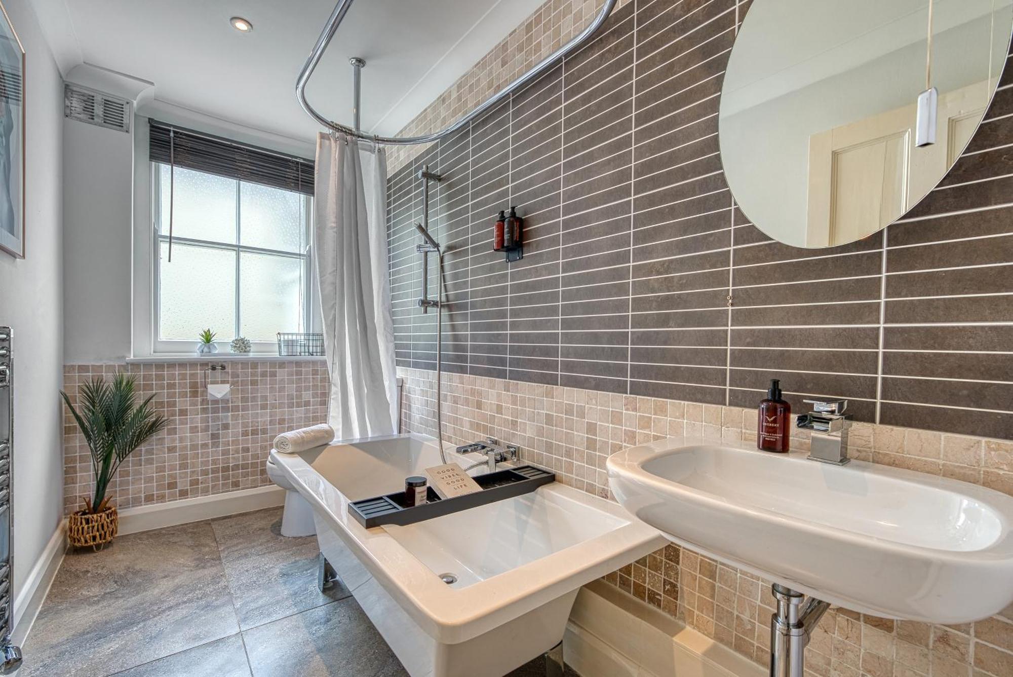 2 Bedroom Stylish Spacious Apt, Sleeps 6, Central Cheltenham, With Free Parking - By Blue Puffin Stays Esterno foto