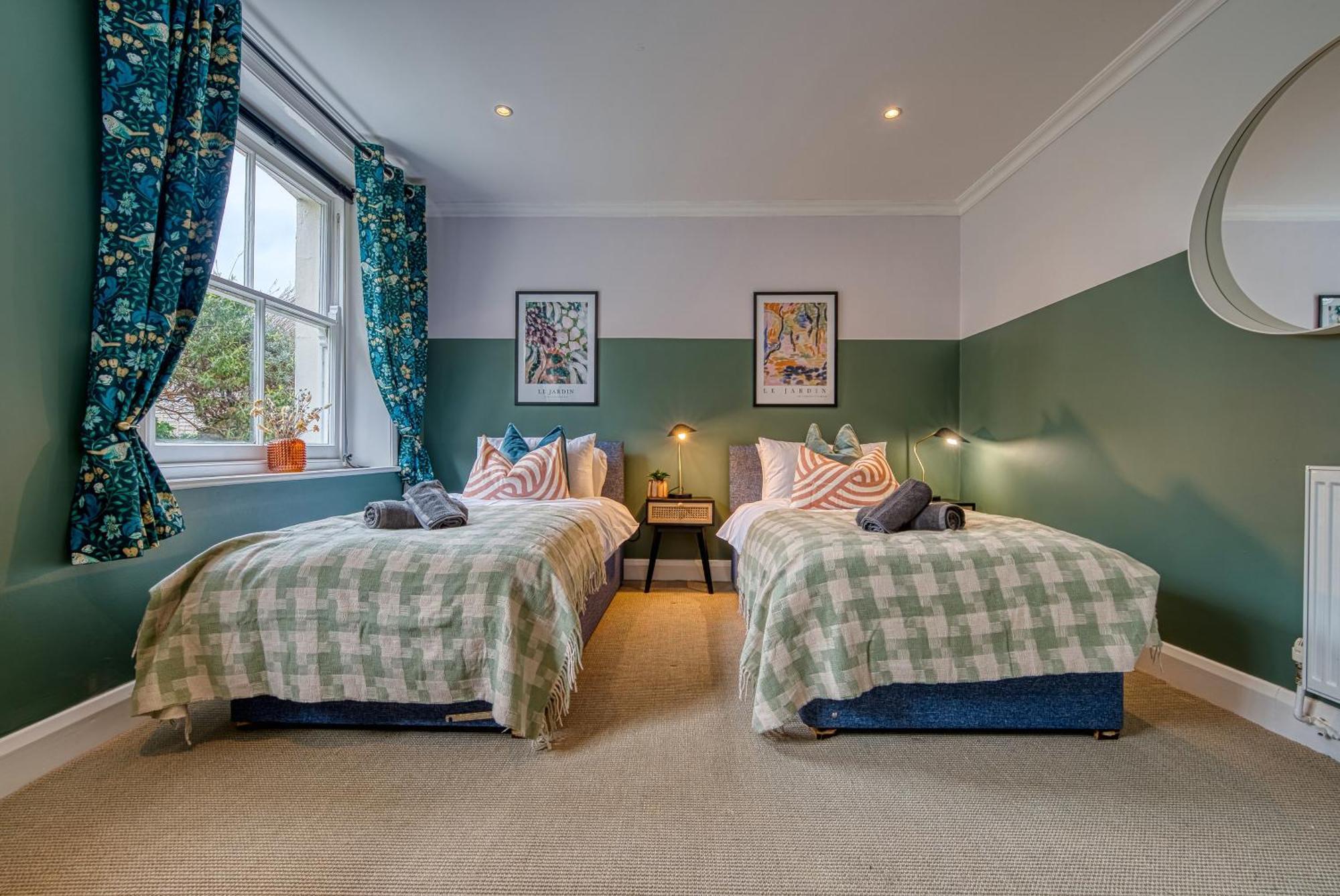 2 Bedroom Stylish Spacious Apt, Sleeps 6, Central Cheltenham, With Free Parking - By Blue Puffin Stays Esterno foto